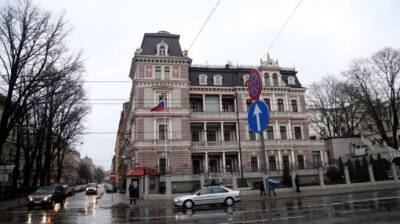 Посольство РФ в Риге обязали повесить табличку "Улица Независимости Украины"