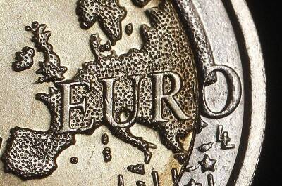 Доллар дешевеет к евро, умеренно дорожает к иене
