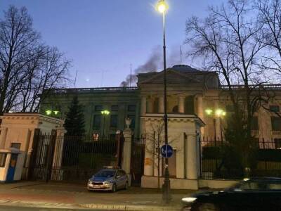 Над посольством РФ в Варшаве заметили дым. Польские СМИ напоминают, что так же было в Киеве перед вторжением РФ