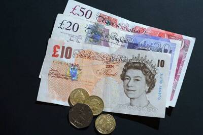 Курс фунта снижается до 1,3228 доллара за фунт на данных о рекордном росте инфляции в Британии
