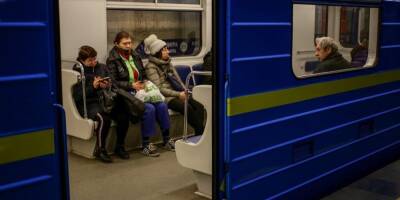 Без него никак. Мужчина сварил борщ на станции киевского метро — видео