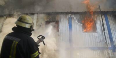 ГСЧС показала, как спасатели попали под обстрел при тушении пожара в Киеве