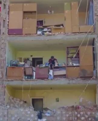 В Киеве мужчина вернулся в разрушенную ракетным ударом квартиру, чтобы забрать вещи