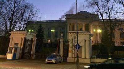 В российском посольстве в Польше заметили дым