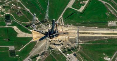 Видна из космоса: NASA показало, как выглядит ракета Space Launch System с высоты 620 км (фото)