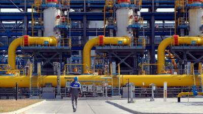 Путин поручил поставлять газ в "недружественные страны" за рубли