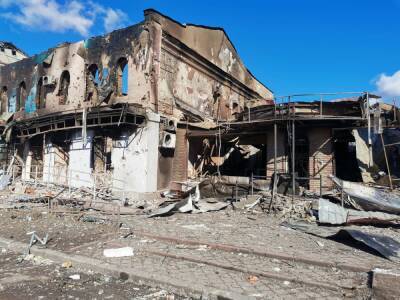 Разрушенный Изюм. Как российские оккупанты «защищают мирное население» (фоторепортаж)