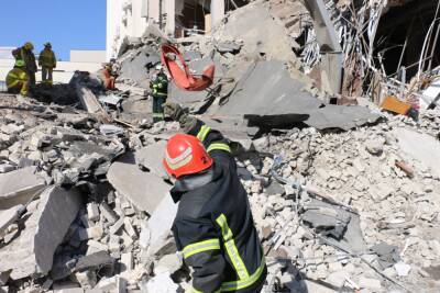 Харьковские спасатели продолжают разбирать завалы зданий (фоторепортаж)