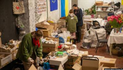 Украина волонтерская: ресторанные обеды под открытым небом и автомобили для ВСУ