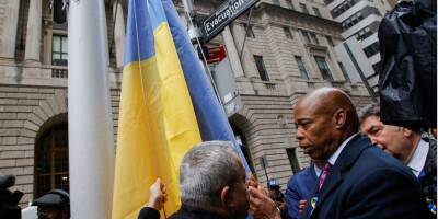 Эрик Адамс - Мэр Нью-Йорка поднял украинский флаг на Манхэттене - nv.ua - Россия - США - Украина - Нью-Йорк - Нью-Йорк