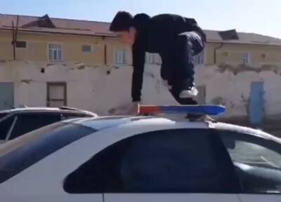В Узбекистане оштрафовали родителей подростка, который пробежался по крыше автомобиля ДПС