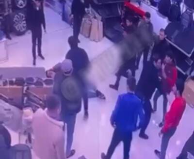 Группа мужчин избила продавца автозапчастей в Ташкенте. Видео