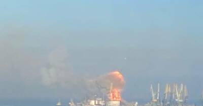 В Бердянском порту ВСУ уничтожили российский десантный корабль (ФОТО, ВИДЕО)