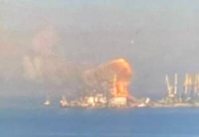 Горят тысячи тонн топлива и боеприпасы: ВСУ уничтожили десантный корабль РФ