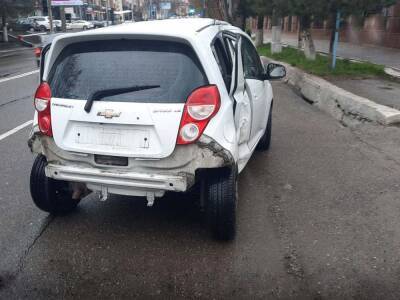 Водитель, проехавший на красный свет, спровоцировал крупное ДТП в Ташкенте. Погибла женщина