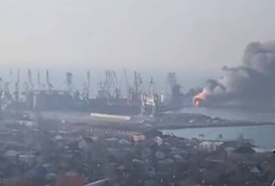 Орки остались без "Орска": в порту Бердянска уничтожен большой десантный корабль с командой, еще два подбиты - Видео