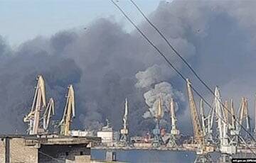 В Бердянске сгорели еще два судна оккупантов и 3000 тонн топлива со снарядами