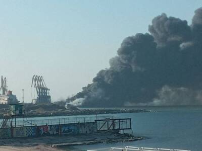 В порту Бердянска украинская армия уничтожила десантный корабль РФ. ФОТО