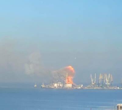 ВСУ уничтожили российский десантный корабль: повреждены еще 2, горят тысячи тонн топлива