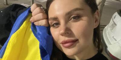 Во время поднятия украинского флага. Фронтвумен группы KAZKA Александра Зарицкая исполнила гимн Украины в центре Нью-Йорка