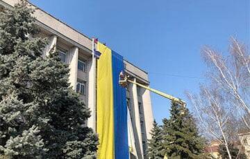 В Херсоне на здании горсовета снова вывесили огромный флаг Украины