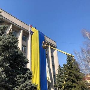 В Херсоне на здании горсовет вывесили новый большой флаг Украины. Фото