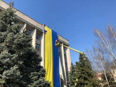 В оккупированном Херсоне на здании горсовета вывесили флаг Украины