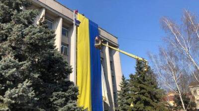 В Херсоне на здании горсовета вновь вывесили флаг Украины