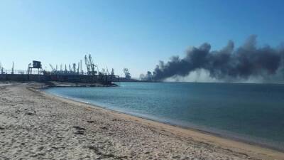 Взрывы и огонь в Бердянске: украинцы атаковали русский военный корабль