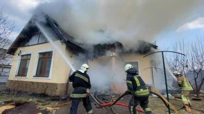 В Киеве снаряд попал в частный дом, произошел пожар