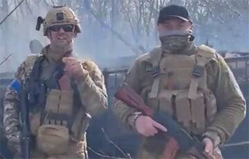 Американские добровольцы сняли видео на фоне подбитого танка РФ