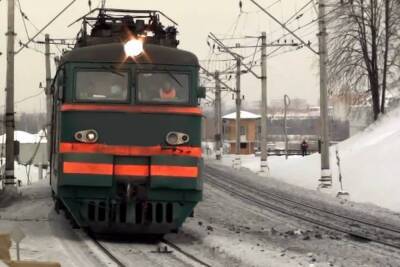 Пассажирский поезд "Ужгород-Краматорск" смял авто на переезде: появились фото с места