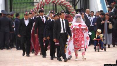 В Кулябе за счет местных предпринимателей провели свадьбы и обряды обрезания для малоимущих