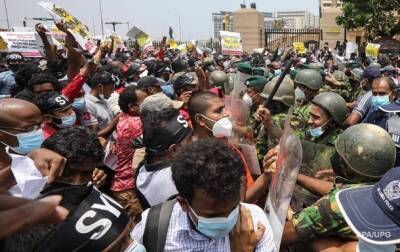 На Шри-Ланке из-за кризиса - массовые протесты