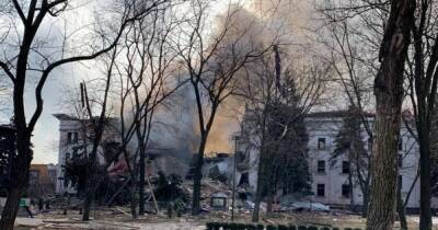 Множество украинцев погибли в результате бомбежки Драмтеатра в Мариуполе: в горсовете назвали число
