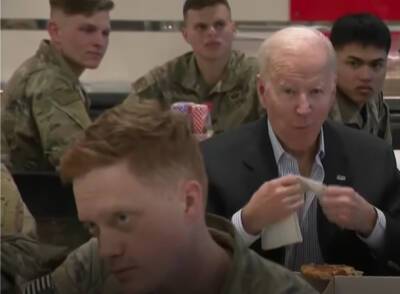 Байден посетил американских десантников на границе с Украиной и поел с ними пиццу