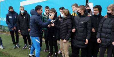 Украинские дети-беженцы посетили тренировку Барселоны и познакомились со звездами клуба — фото