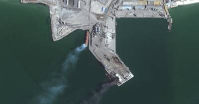 Maxar показала, как выглядит сгоревший российский корабль в порту Бердянска (фото)