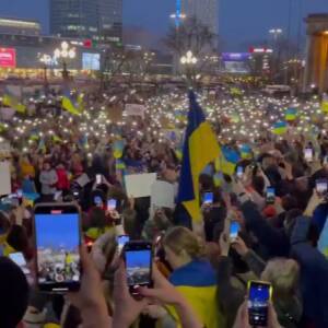 В Варшаве тысячи людей вышли на митинг в поддержку Украины. Фото