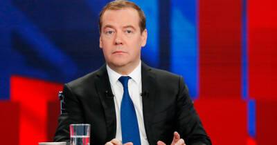Медведев угрожает ядерным оружием, если будет угроза "существованию РФ"