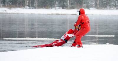 ЧП в Межциемсе: под лед провалился человек с собакой