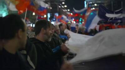 Сотни сербов вышли на пророссийский митинг в Белграде