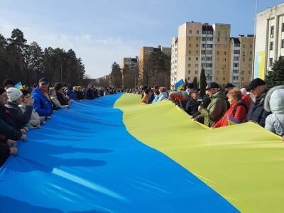 Российские оккупанты вторглись в Славутич и похитили мэра, жители города вышли на митинг с украинскими флагами