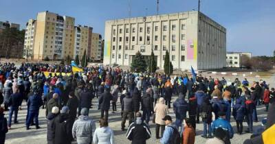 Войска РФ зашли в Славутич: мэра города похищали, на митинге стреляли (фото, видео)
