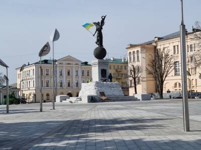 Памятник Независимости Украины в Харькове защищают от обстрелов (фото)