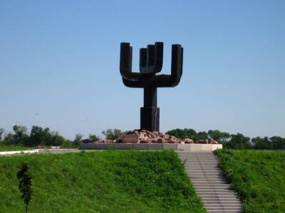Под Харьковом оккупанты разрушили мемориал жертвам Холокоста