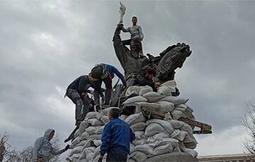 В Киеве защищают памятники от возможных бомбардировок