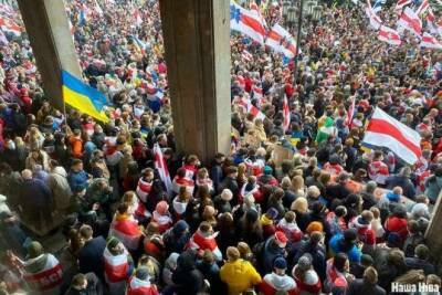 «Света — президент!» Тысячи людей собрались на белорусское антивоенное шествие в Варшаве