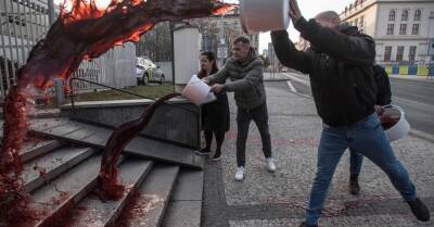 Посольство России в Праге облили искусственной кровью