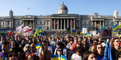 Сине-желтое море. В Лондоне десятки тысяч людей вышли на митинг в поддержку Украины — фоторепортаж